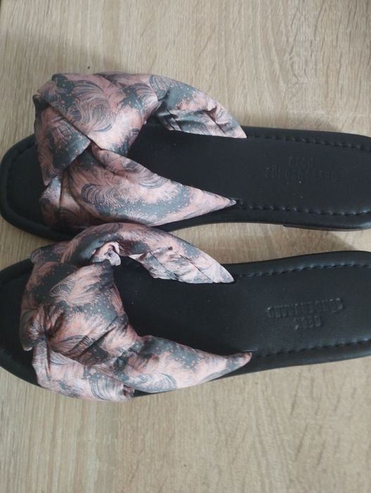 Летняя обувь, шлёпанцы.