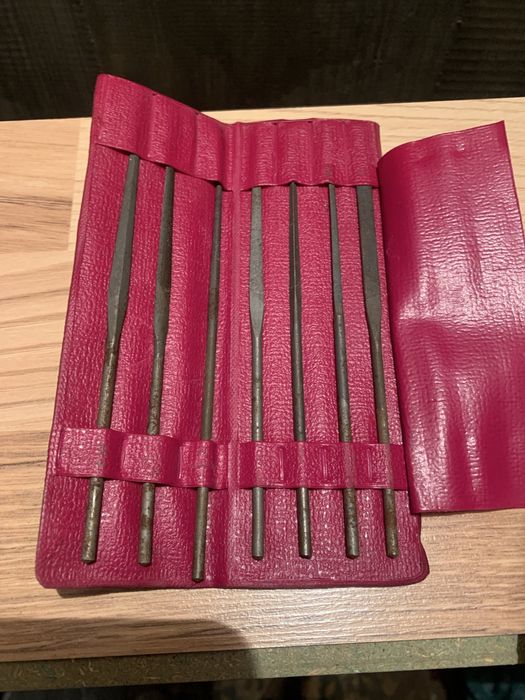 Тиски в упаковке ключ гаичный, ,отвертки , паяльник, ножовки