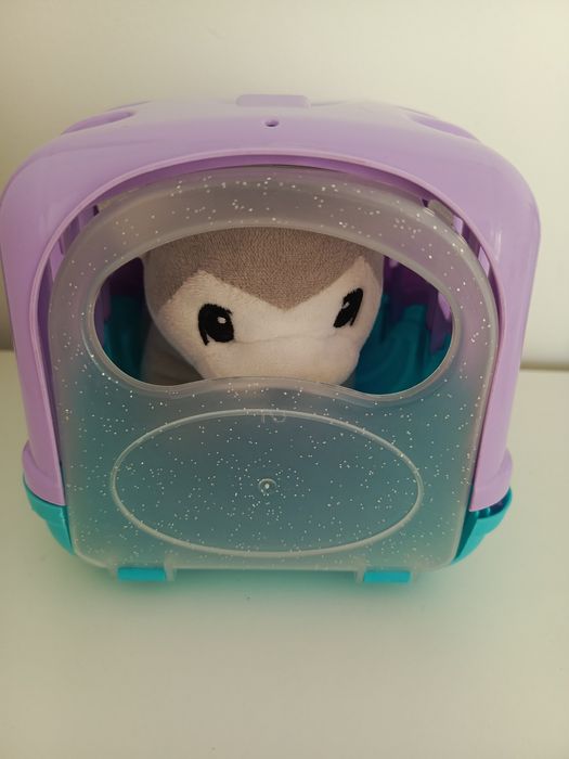 Piesek w transporterze zabawka