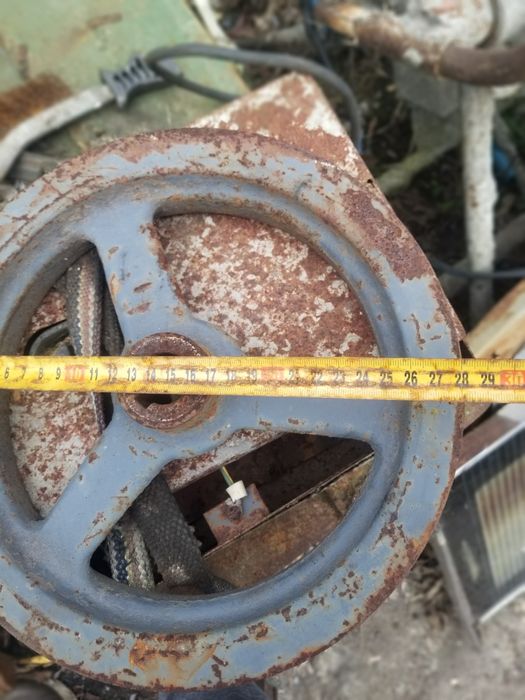 Чугунний шкiв 28 см дворучейний 23 мм внутр.