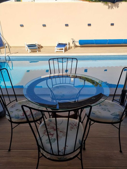 Conjunto Mesa e 4 Cadeiras – Ferro, Vidro e Palhinha – Estilo Clássico