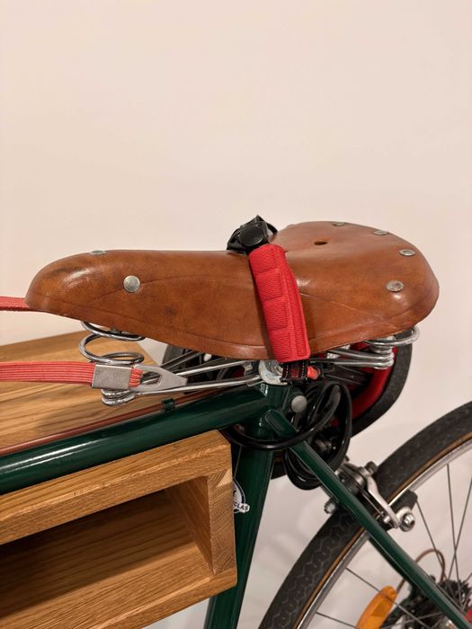 Bicicleta clássica de cidade 54cm — quadro de aço verde, selim de couro, com capacete, cadeado e bomba