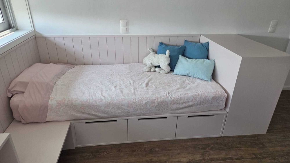 Quarto completo menina, com cama solteiro, em madeira lacada