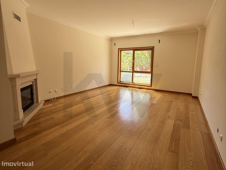 Apartamento T2 com Suite e Garagem Box nas Casas do Lago – Venteira, A