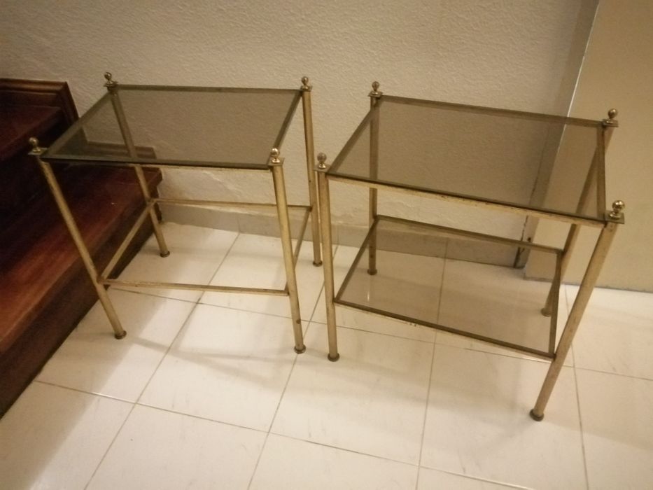 Mesas cabeceira ou de apoio antigas metal e vidro. Falta um vidro