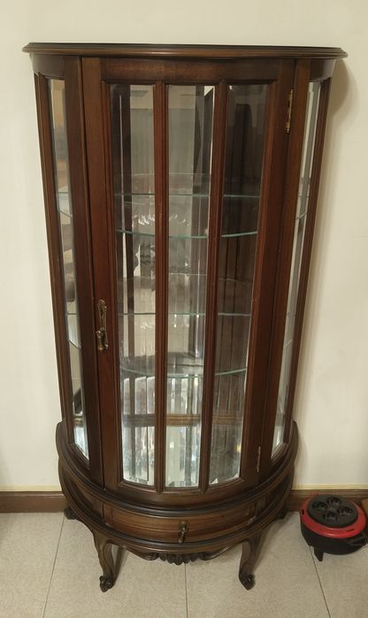 Cristaleira Clássica em Madeira