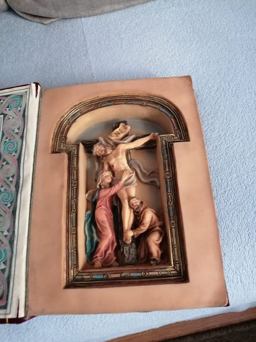 Escultura de resina em forma de missal