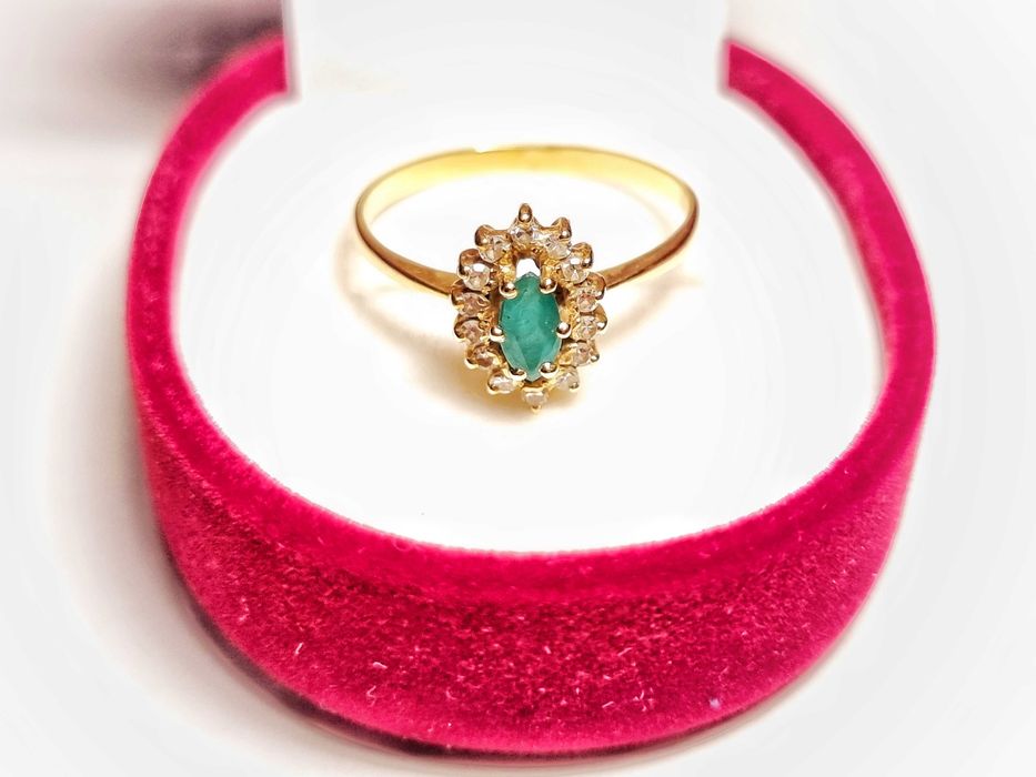 Anel de ouro 19,2K Quilates, esmeralda e 14 diamantes com certificado