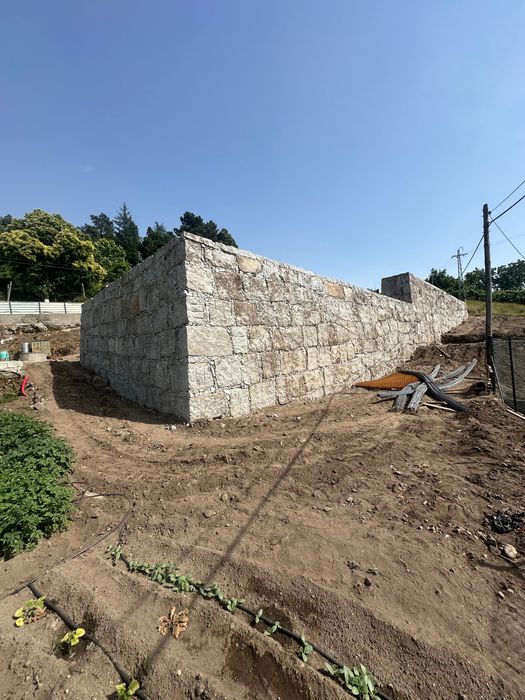 TERRAPLANAGEM e muros em pedra