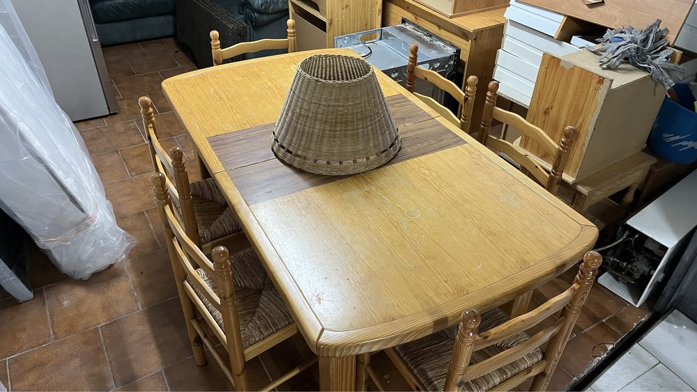 Mesa de jantar mais 8 cadeiras em pinho