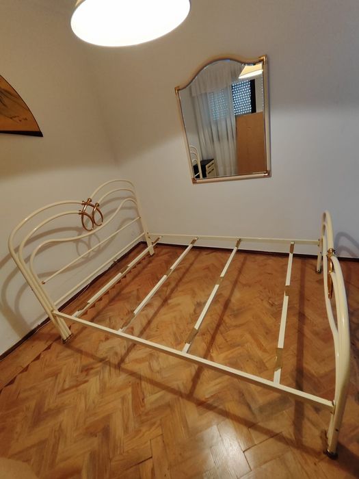 Cama de casal em ferro lacada + espelho