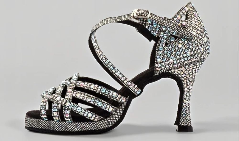 Vendo  sandálias de dança c/brilhantes a estrear