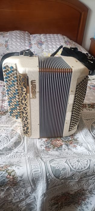 Vendo acordeão cromatico