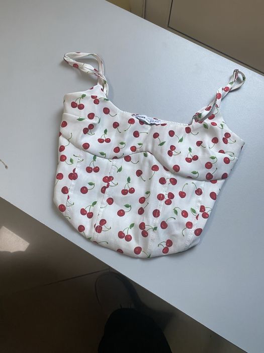 Топ bershka xs , білий з вишеньками