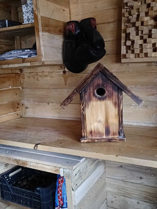 Ręcznie robiona budka lęgowa z drewna – premium handmade