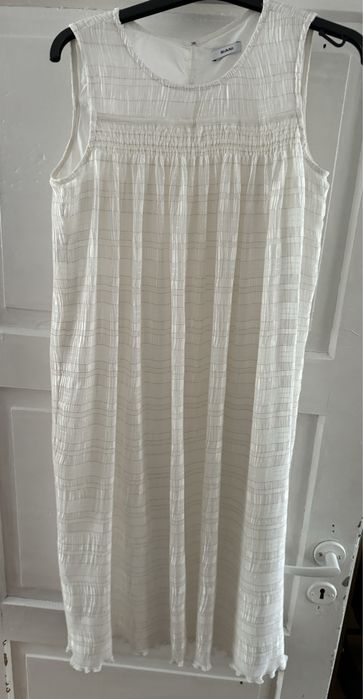 Sukienka Riani biała ze złotą nitką