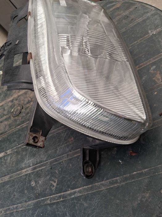Farol esquerdo Peugeot Partner