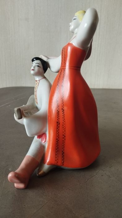 Статуетка фарфорова