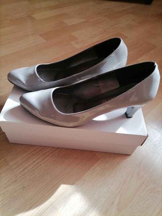 Czółenka lakierowane "Buczkowski" roz 40 - 26,5 cm.