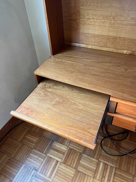 Secretaria com estante