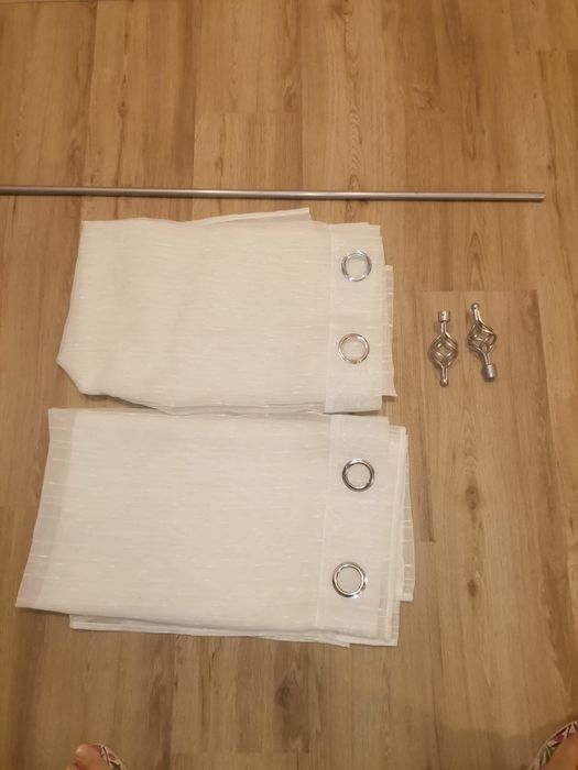 Cortinados em cor branco