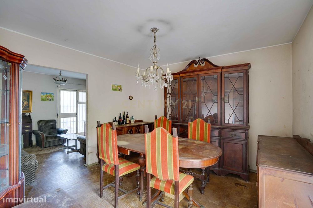 Moradia T6 para venda, próxima da praia de Santo Amaro de Oeiras