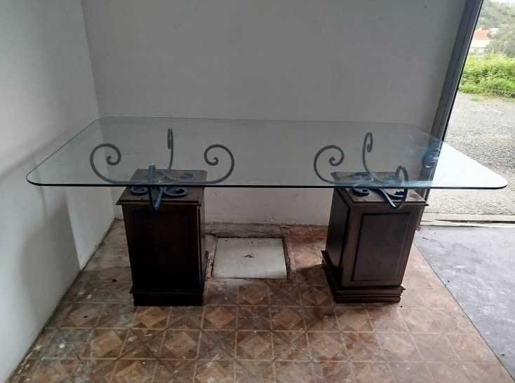 Mesa de vidro com pés em madeira