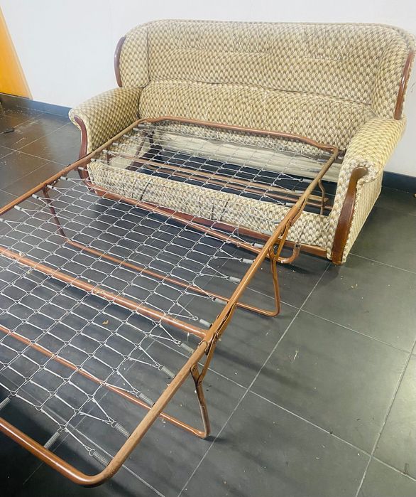 Sofá clássico com estrutura de cama. Pouco usado. Aspeto novo.