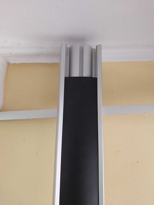 Pancerny stojak uchwyt na telewizor do witryny, sklepu, siłowni