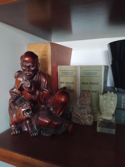 Figura de Imortal em pedra dura.