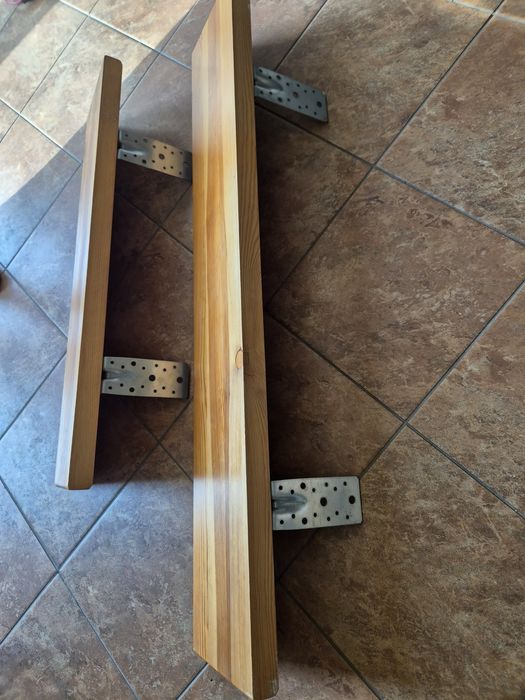 Dwa drewniane sosnowe solidne parapety lub półki