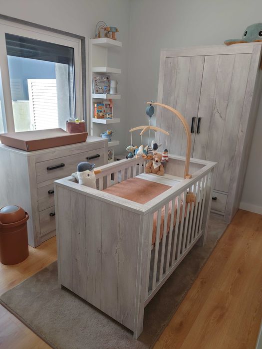 Quarto de bebê. Cômoda. Cama 60x120. Colchão novo. Armário de roupa de