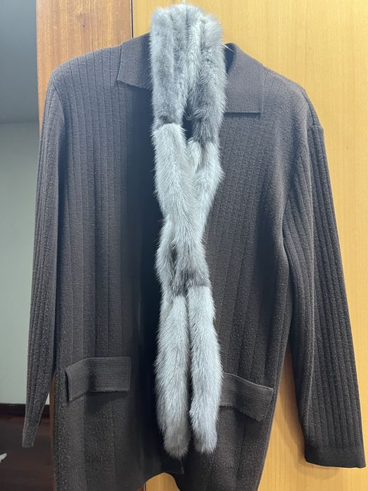 Gola de pele de cor cinzenta para colocar num casaco.