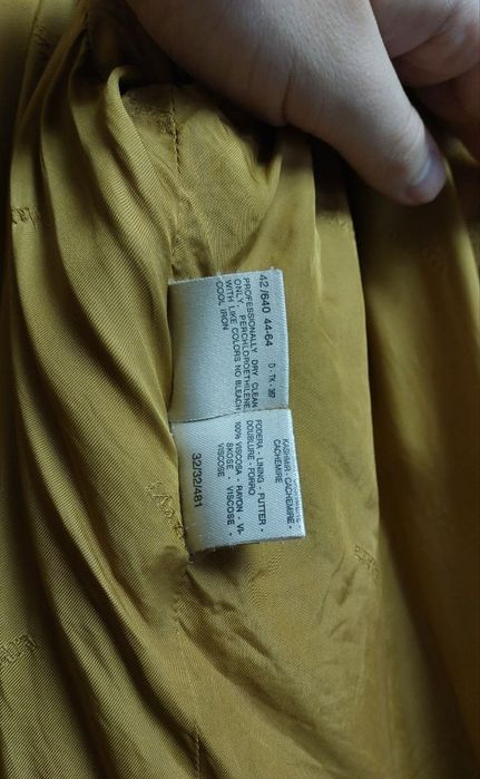 Оригинальное женское пальто Max Mara в классическом стиле.