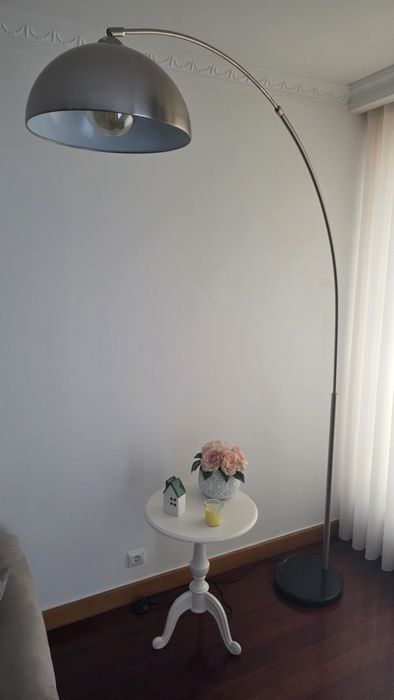 Candeeiro cor inox e base de pedra mármore