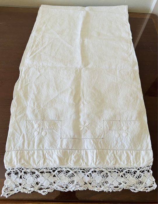 Travesseiro em linho bordado e renda