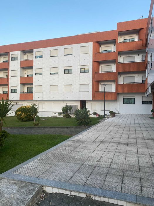 Apartamento T1+1 Centro de Lamas Garagem Individual Fechada