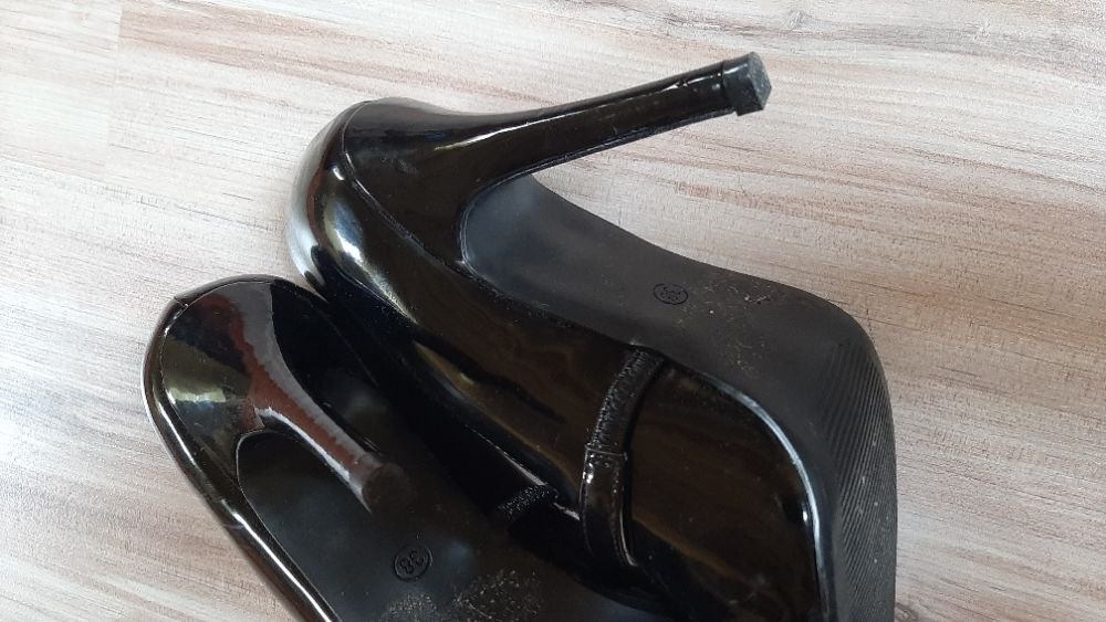 Czarne lakierowane szpilki r 38
