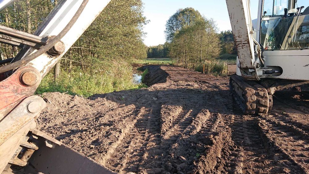 Wyrywanie korzeni, wywóz gruzu i ziemi, niwelacja terenu