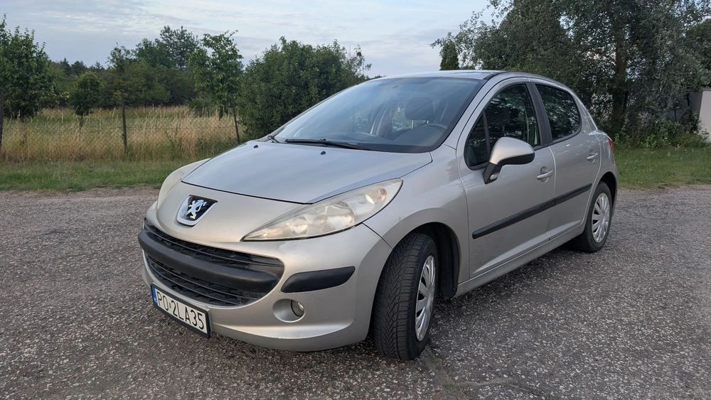 Peugeot 207 Peugeot 207, 1,4 benzyna. Małe ekonomiczne autko od kobiety.
