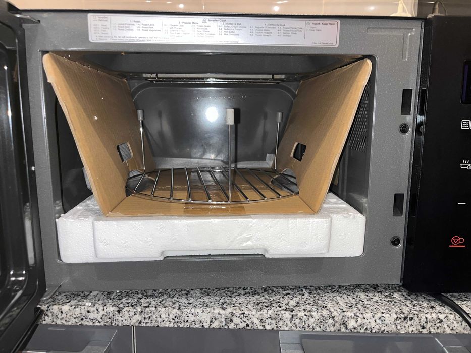 Micro-ondas com grill LG NeoChef™ MH6336GIB, 23 litros, 1000 W, Smart Inverter, EasyClean™, preto - Como novo