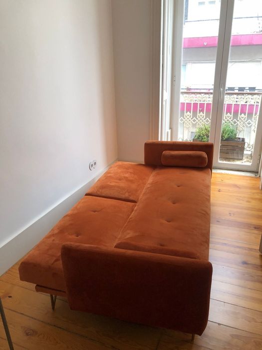 Sofá-cama laranja oscuro
