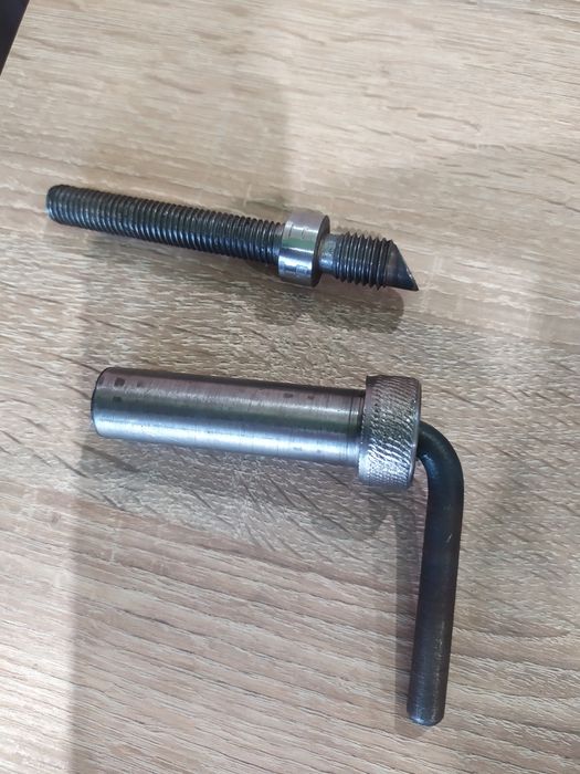 Винтовой ключ и дверные петли продам
