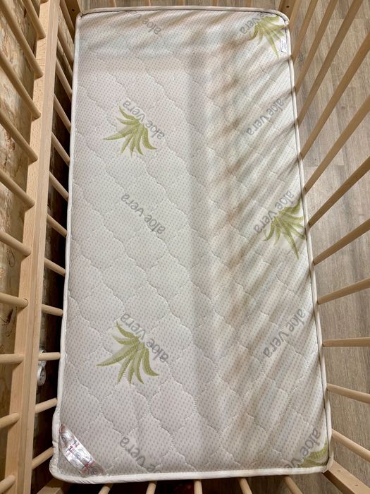 Дитяче ліжко з матрацем, захистом, пледом та пакетом нового одягу