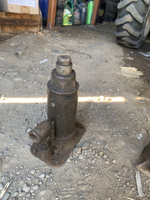 Домкрат і помпа