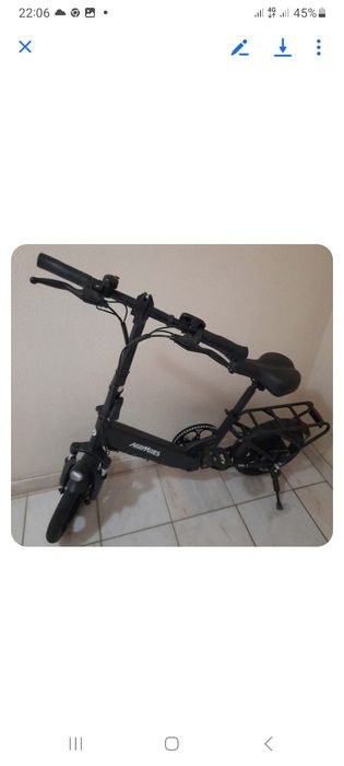 Bicicleta eléctrica nova.