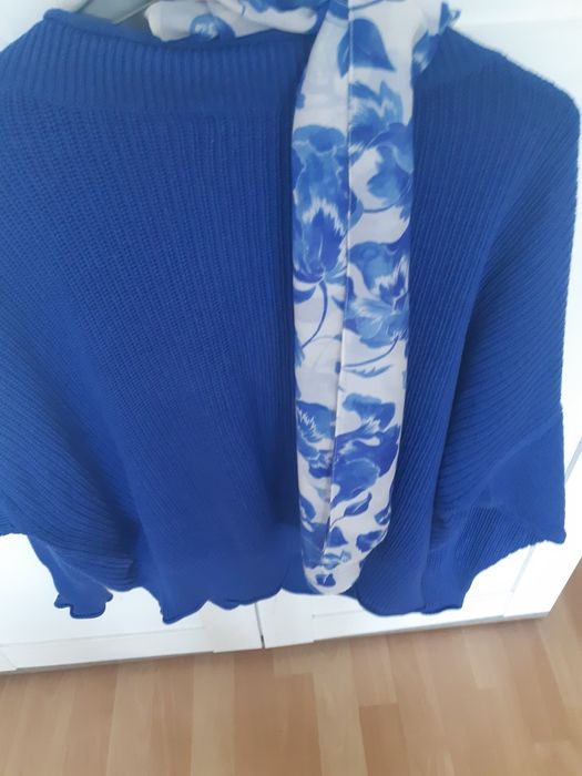 Sweter w serek Mango