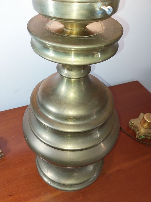 Grande candeeiro antigo de mesa