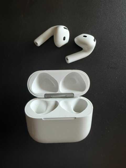 Airpods 4 com charging case (luz laranja)
