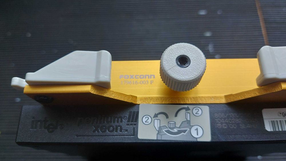 Intel Pentium Xeon III (3) Foxconn 179.616-003 F64740387954563124